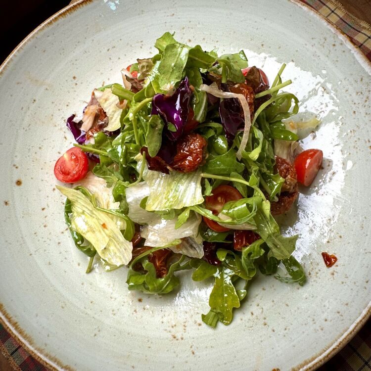 Quritilgan pomidor va piyozli salat