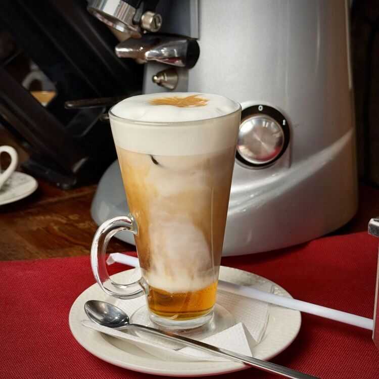 Karamellik "Ice Latte" qahvasi