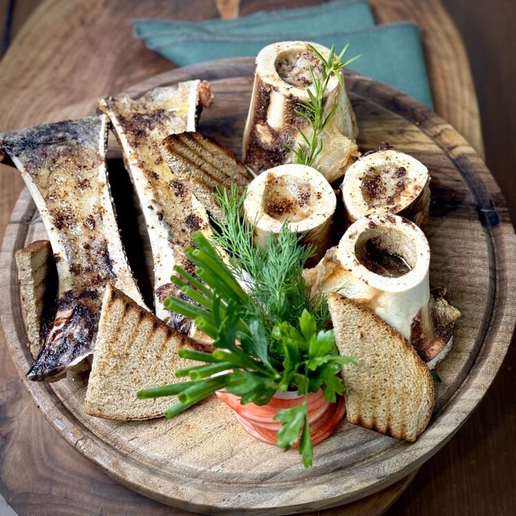 Grilda tayyorlangan suyak iligi