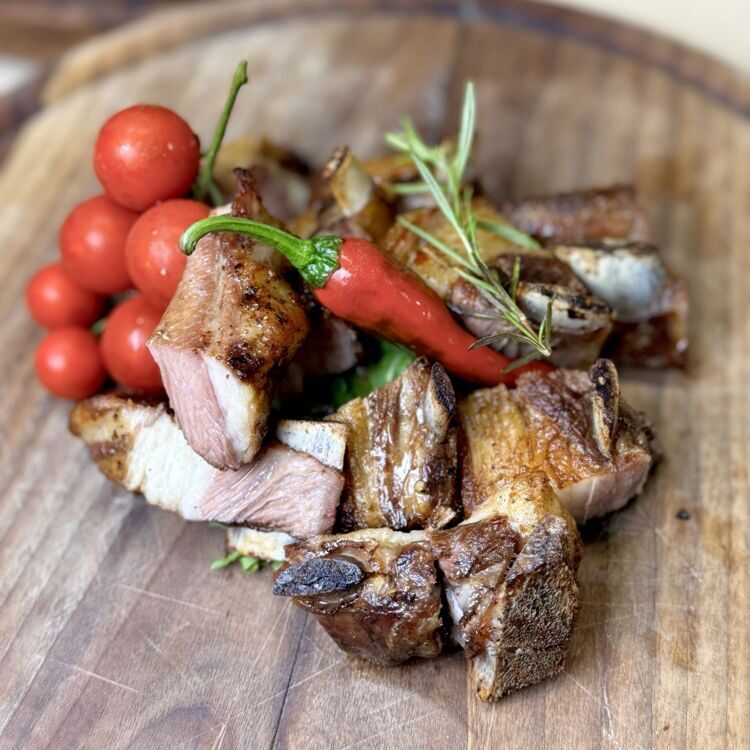 Grilda tayyorlangan qo'y qovurg'asi